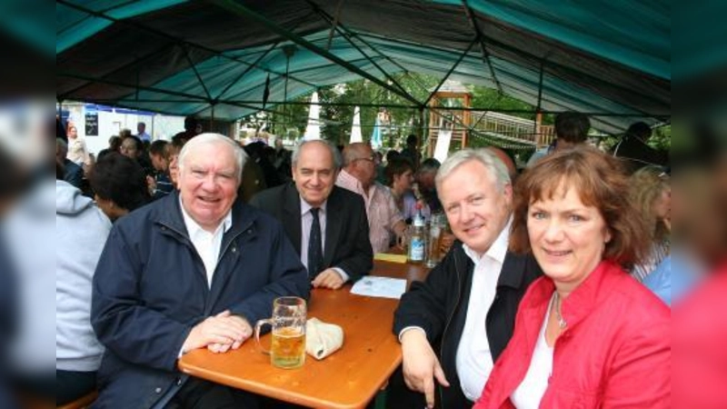 Feierten Kirchenjubiläum und Patrozinium von „Maria Heimsuchung”: (v.l.) Jakob Gratzl, Pfarrer im Ruhestand, Pater Gino Levorato, Pfarrer Stanislaus Dorawa und Nicola Rieß, Pastoralreferantin (Foto: tg)