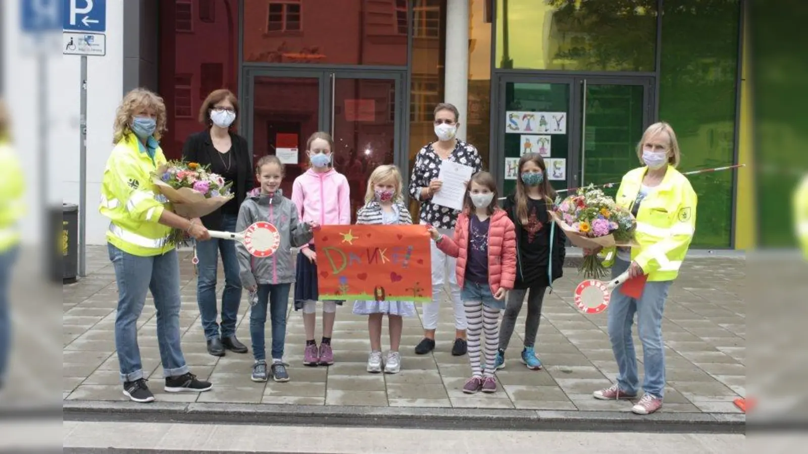 Die Plingänse dankten mit Elternbeiratsvorsitzender Corinna Schaper und Schulleiterin Ulrike Bauer den beiden seit 25 Jahre für sie tätigen Schulweghelferinnen  Sonja Ruckdeschel (links) und Anita Frühauf (rechts). (Foto: job)