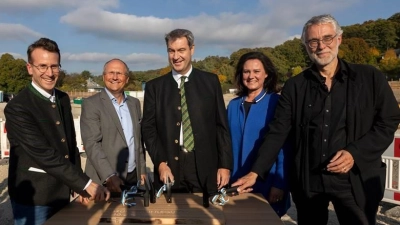 Verschließen den Grundstein für das Gymnasium Herrsching, v.l.: Landrat Stefan Frey, Herrschings Bürgermeister Christian Schiller, Ministerpräsident Markus Söder, Landtagsabgeordnete Ute Eiling-Hütig und Architekt Felix Schürmann. (Foto: LRA Starnberg)