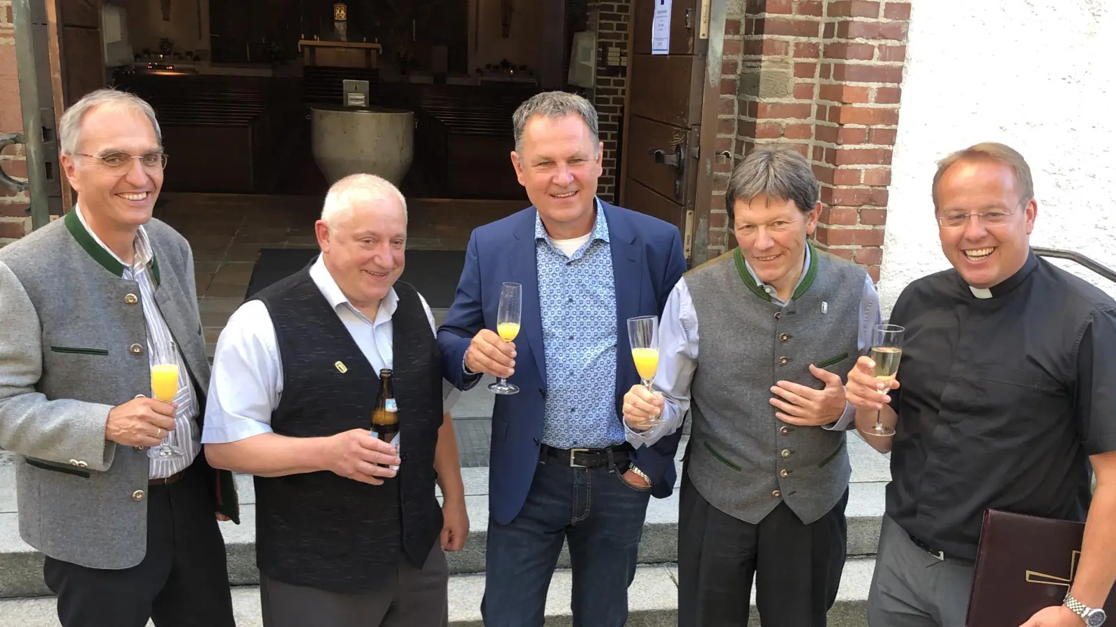 Feierten gemeinsam das Dienstjubiläum von Hans Raphael (von links): Andreas Schubert, (Pfarrgemeinderat), Hans Raphael, Richard Leopold (Kirchenvwerwaltung), der Tutzinger Mesner Rudi Strunz und Stadtpfarrer Andreas Jall.<br><br> (Foto: Huber)