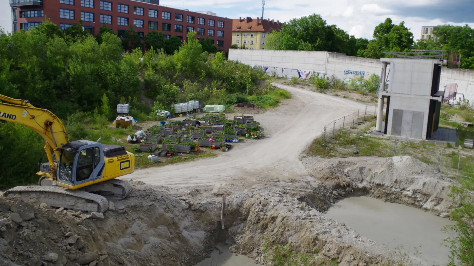 Das sogenannte MK2-Gelände wird aktuell als Zwischenlager für die Baustelle an der Lindwurmbrücke genutzt. (Foto: Beatrix Köber)