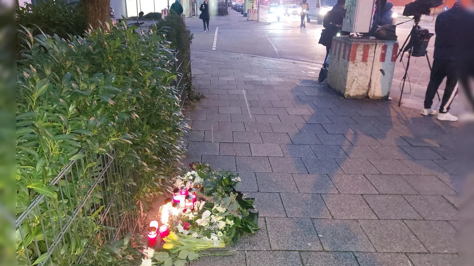 Der Tatort an der Ecke Seidlstraße/Karlstraße am Morgen nach dem Anschlag. (Foto: bas)