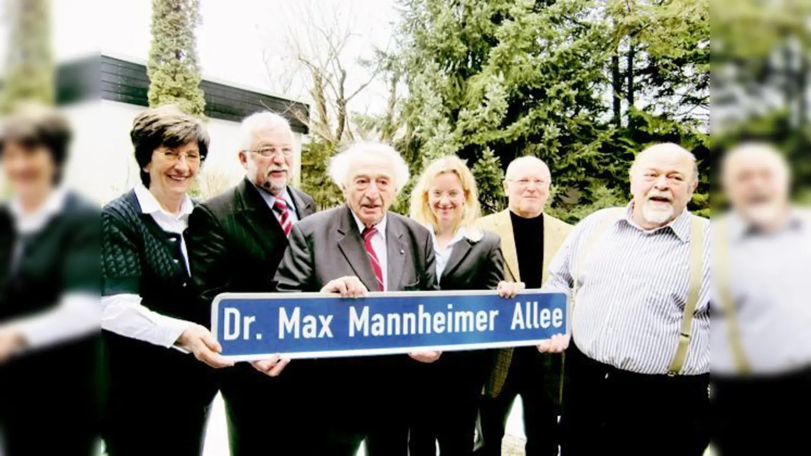 Zum Geburtstag schenkte ein Freund Max Mannheimer (3. v. li.) ein Straßenschild  eine Zukunftsvision? Weitere Gratulanten (v. li): Ingrid Fäth, Helmut Dworzak, Natascha Kohnen, Alt-BM Hans Wehrberger, Peter Bock. 	 (Foto: hgb)