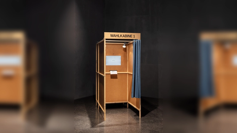 So sieht die „Wahlkabine” aus, die im Deutschen Museum zum Nachdenken über die zukünftige Nutzung von KI anregen soll.  (Foto: Alexander Peterhänsel)