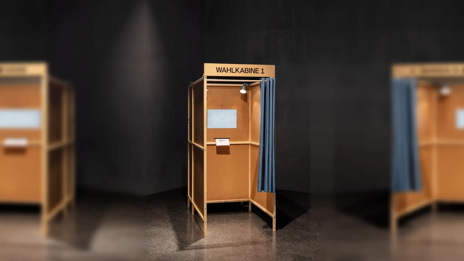 So sieht die „Wahlkabine” aus, die im Deutschen Museum zum Nachdenken über die zukünftige Nutzung von KI anregen soll.  (Foto: Alexander Peterhänsel)