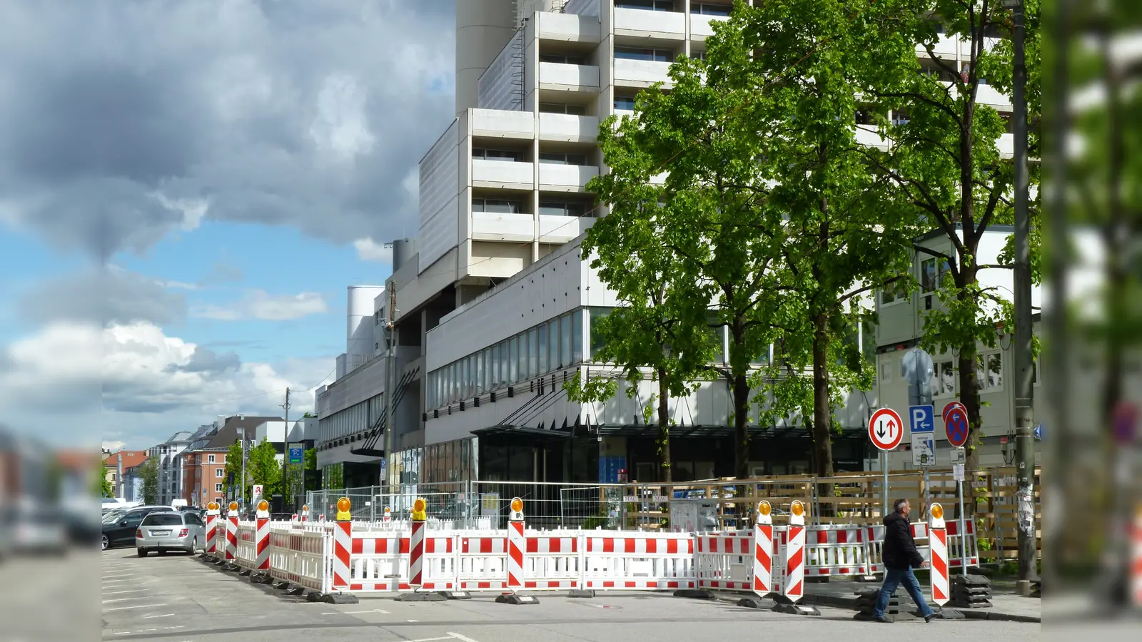 Seit über zwei Jahren werden am ehemaligen Saturn in der Schwanthalerstraße Bauarbeiten durchgeführt. (Foto: Beatrix Köber)