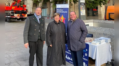 Hohenpeißenbergs Bürgermeister Thomas Dorsch, Landrätin Andrea Jochner-Weiß und Clemens Baumgärtner von der Stadt München bei der offiziellen Übergabe der Weißtanne. (Foto: LRA)