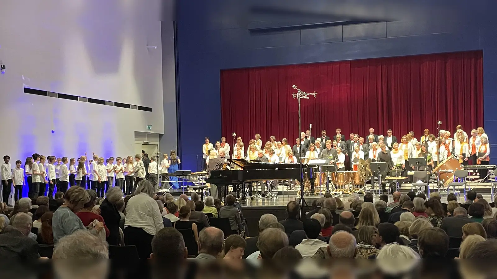 Der Konzertchor Germering (r.) und die Chorklasse des Christoph-Probst-Gymnasiums Gilching (l.) brachten Carl Orffs Carmina Burana auf die Germeringer Stadthallenbühne. (Foto: pst)