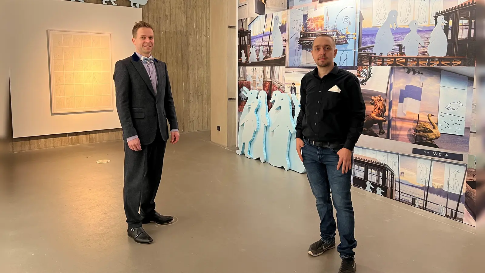 Die Pinguine an der Wand sehen zwar lustig aus, aber sie haben eine ernste Botschaft. Künstler Sebastian Jung (rechts) und Museumsleiter Benjamin Tillig. (Foto: Susanne Hauck)