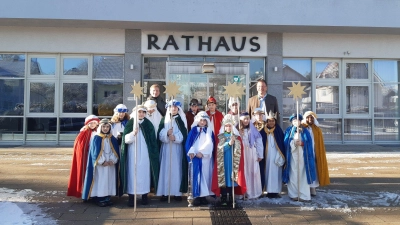 Besonderer Besuch: Neulich waren die Sternsinger im Rathaus Germering zu Gast. Oberbürgermeister Andreas Haas (rechts) begrüßte die Kinder, die in Begleitung von Sebastian Funer (Stadtkirche Germering), kamen. (Foto: Stadt Germering)