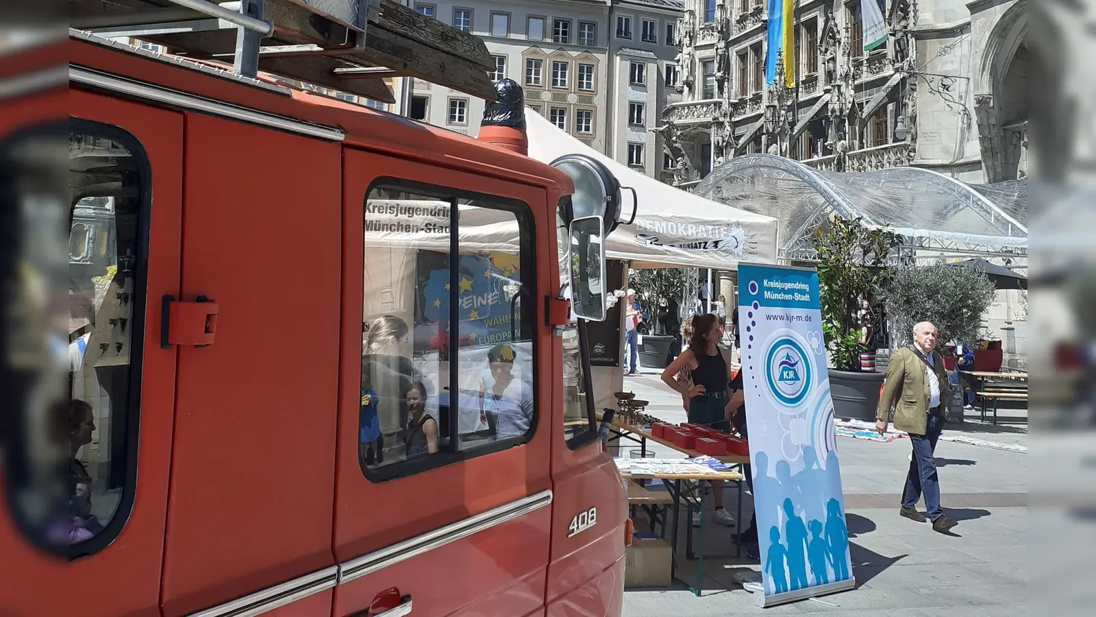 Stets im Einsatz für die Demokratie ist das Demokratiemobil des KJR - hier vor dem Münchner Rathaus, demnächst auch in Moosach. (Foto: KJR München-Stadt)