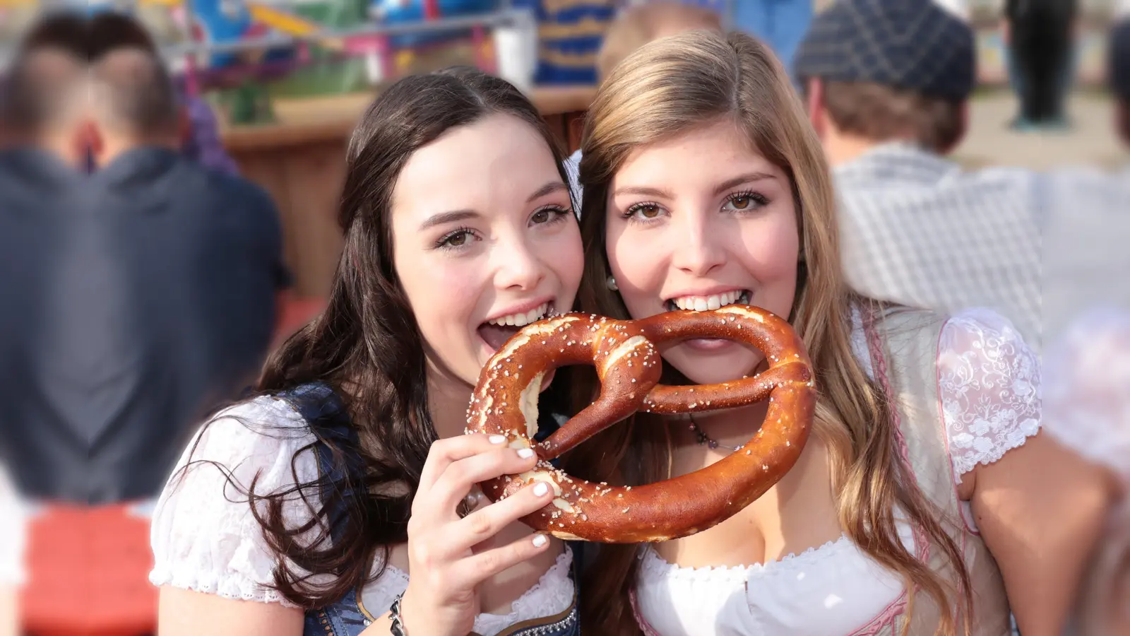 Volksfestzeit in Vaterstetten! Dieses Jahr erwartet die Besucher ein überdachter Biergarten und vielen Attraktionen. Sogar eine Achterbahn, wird es neben dem beliebten Kettenkarussell und dem Autoscooter geben! (Foto: VA)