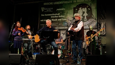 The Paul Daly Band tritt gemeinsam mit OB Dieter Reiter (Mitte) auf. (Foto: © Daly Gastronomie)