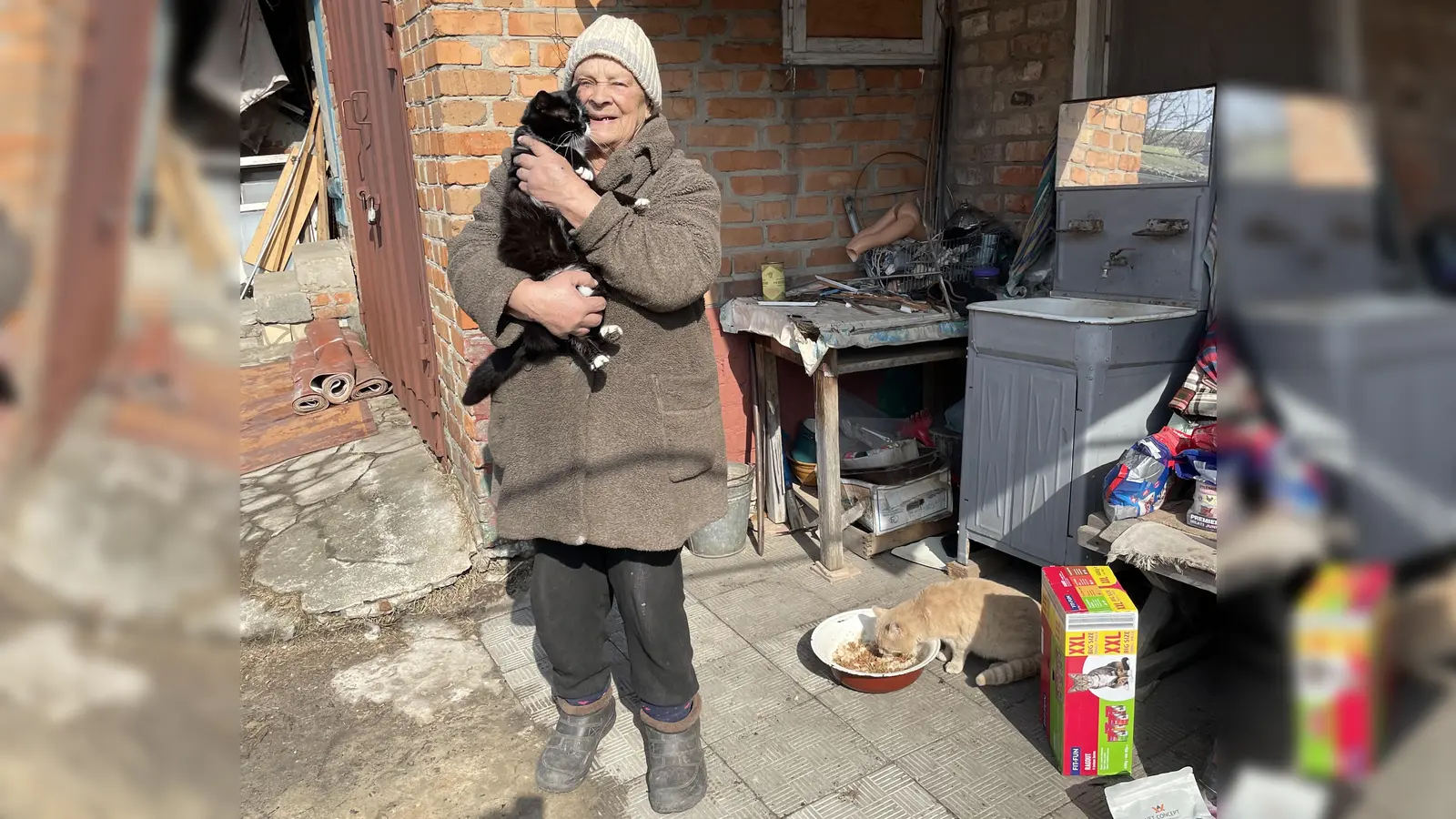 Eine der letzten Einwohnerinnen eines verlassenen Dorfes, die sich dort um alle herrenlosen Tiere kümmert.  (Foto: Brosig)