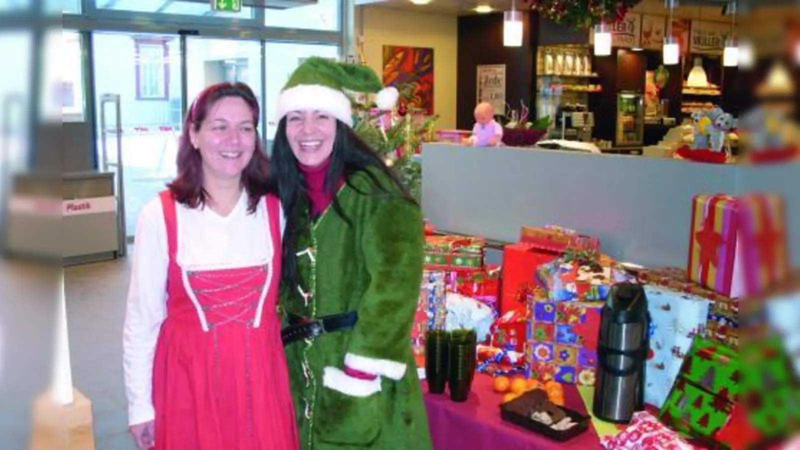 Die HIT-Mitarbeiterinnen Bebett Kormany („Tochter vom Weihnachtsmann”) und Katharina Oster („Wichtel”) erwarteten die Tafel-Kinder mit weihnachtlichen Leckereien. (Foto: pi)