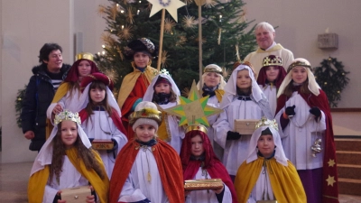 Ausgestattet mit Kreide, Weihrauch und dem priesterlichen Segen von Pfarrer Christian Hermann brachten die Sternsinger den Segen zu den Bewohnern im Westend. Auf den Tag vorbereitet hatte Gemeindereferentin Elisabeth Stanggassinger (links im Bild). (Foto: Beatrix Köber)