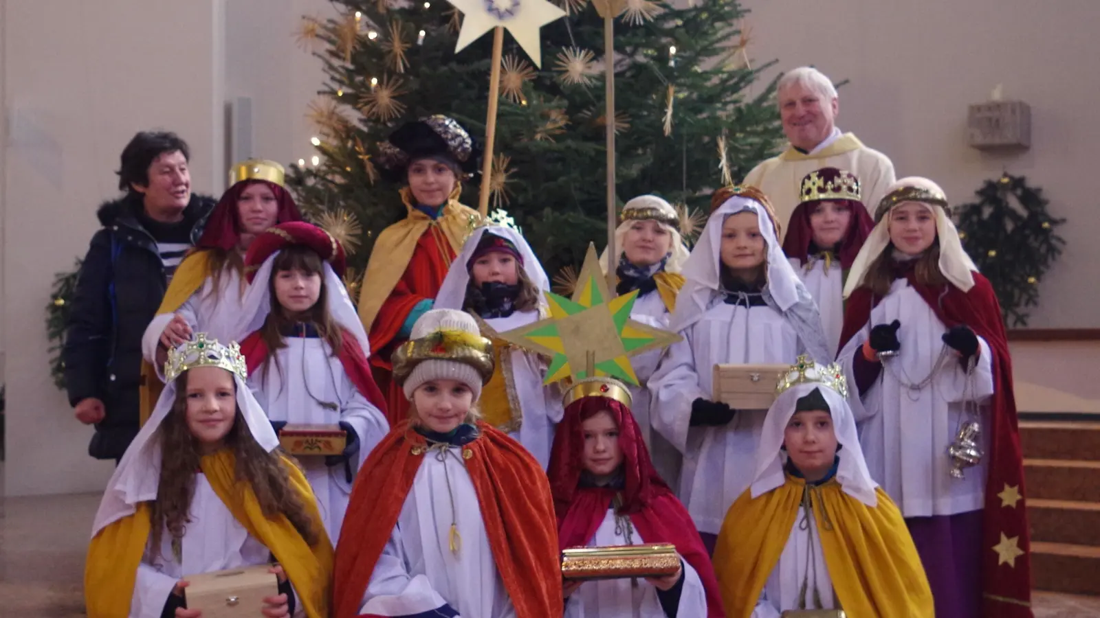 Ausgestattet mit Kreide, Weihrauch und dem priesterlichen Segen von Pfarrer Christian Hermann brachten die Sternsinger den Segen zu den Bewohnern im Westend. Auf den Tag vorbereitet hatte Gemeindereferentin Elisabeth Stanggassinger (links im Bild). (Foto: Beatrix Köber)