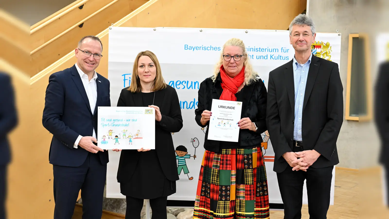 Auszeichnung für die Grundschule Puchheim am Gernerplatz: Kultusminister Prof. Dr. Michael Piazolo (r.), BLSV-Präsident Jörg Ammon (l.) sowie Rektorin Frank-Amberger und eine weitere Schulvertreterin. (Foto: Tobias Hase / stmuk)