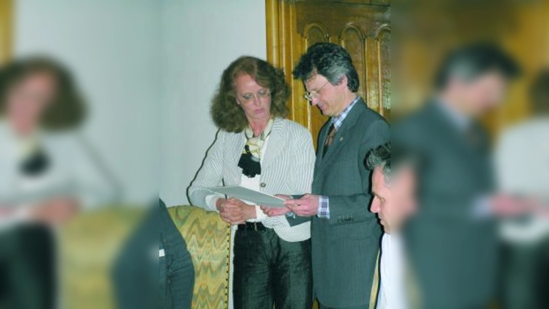 Zum Abschied ein Schloss: Andreas Ellmaier, der zugleich Vorsitzender des Vereins der Freunde Schloss Blutenburg e.V. ist, erhielt von CSU-Fraktionssprecherin Maria Osterhuber-Völkl eine Radierung von der Blutenburg. (Foto: MS)