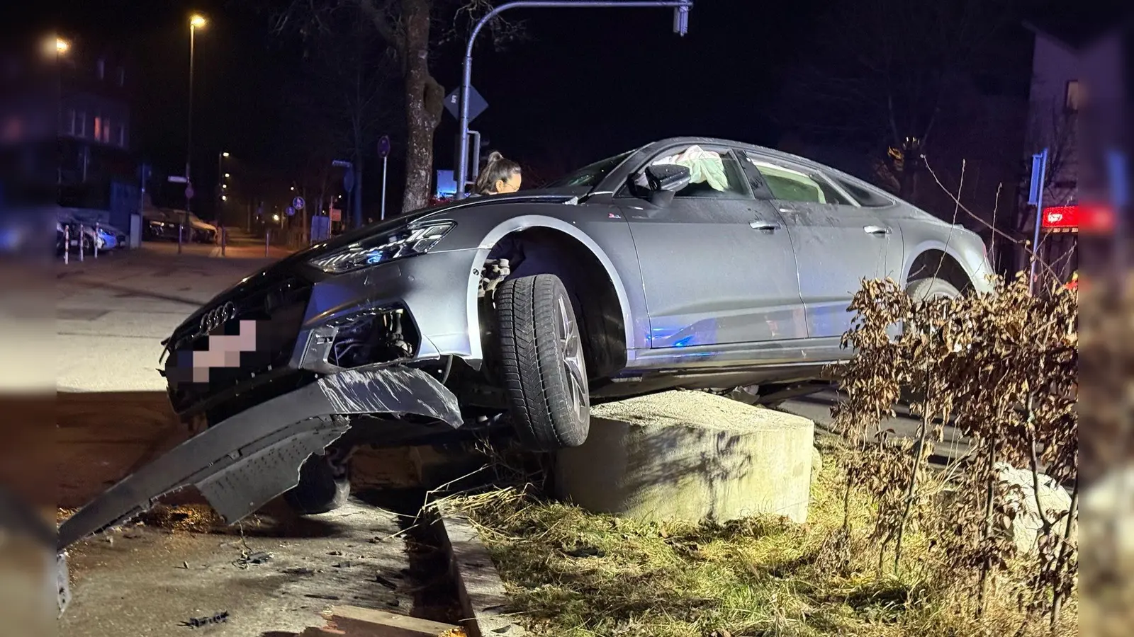 Auf einem Betonsockel gelandet war dieses Auto in der Landsberger Straße in Germering. (Foto: FF Germering)