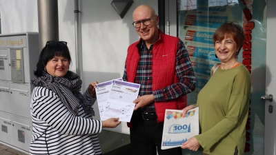 Die glücklichen Gewinner, Wolfgang und Anita Langenberg, bekamen von Redaktionsleitung Heike Woschée die Tickets überreicht. (Foto: bas)