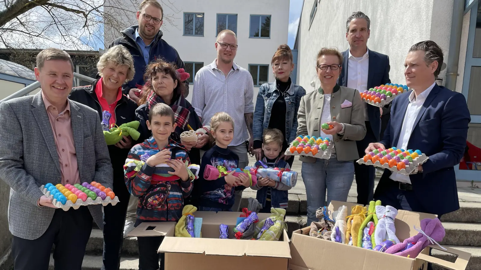 Übergabe der Osternester (v.l.): Bürgermeister Manfred Walter, die Lehrerinnen Manuela Pfisterer und Susanne Mattes, Michael Gsandner, Malte Neugebauer (Jugendtreff), Großmutter Natalia, Kreisbäuerin Anita Painhofer, Jochen Beier, Oliver Glöggler und die Kinder Nazar, Maria und Gleb. (Foto: pst)