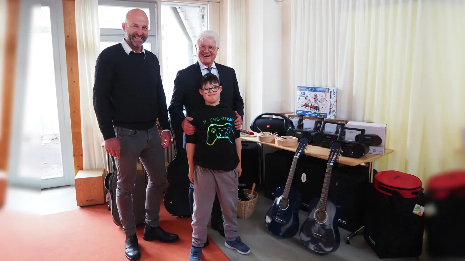 Jörg Held, Leitung der Heilpädagogischen Tagesstätte, mit Reinhold Gerweck, Vorsitzender des Stiftungsvorstandes der Barbara Bommer Stiftung, und Elias Jonke aus der Heilpädagogischen Tagesstätte.  (Foto: Lebenshilfe Starnberg)