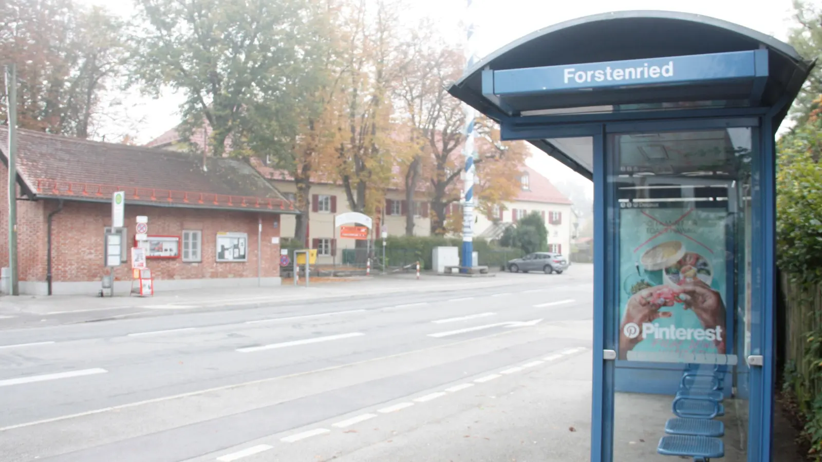 An der Bushaltestelle Forstenried gibt es nur auf der Westseite ein überdachtes Wartehäuschen (rechts) - gegenüber am kleinen Ziegelbau (links) aber nicht. Dort sollen zumindest SIizgelegenheiten aufgebaut werden. (Foto: job)