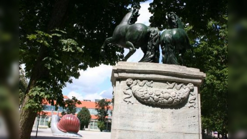 Der neue Platz am Bavariarpark gibt den Blick aufs Verkehrsmuseum und das Kunstwerk der „Süßen braunen Schnecke” frei. (Foto: tg)