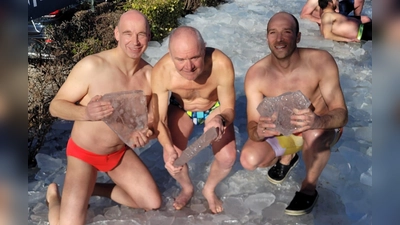 Andreas Stanzl, Franz Herbst und Jens Dittrich (v. links) fühlten sich auf dem Eis und im Eiswasser wohl. (Foto: TSV Erding)