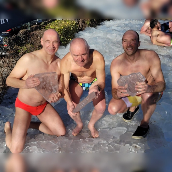 Andreas Stanzl, Franz Herbst und Jens Dittrich (v. links) fühlten sich auf dem Eis und im Eiswasser wohl. (Foto: TSV Erding)