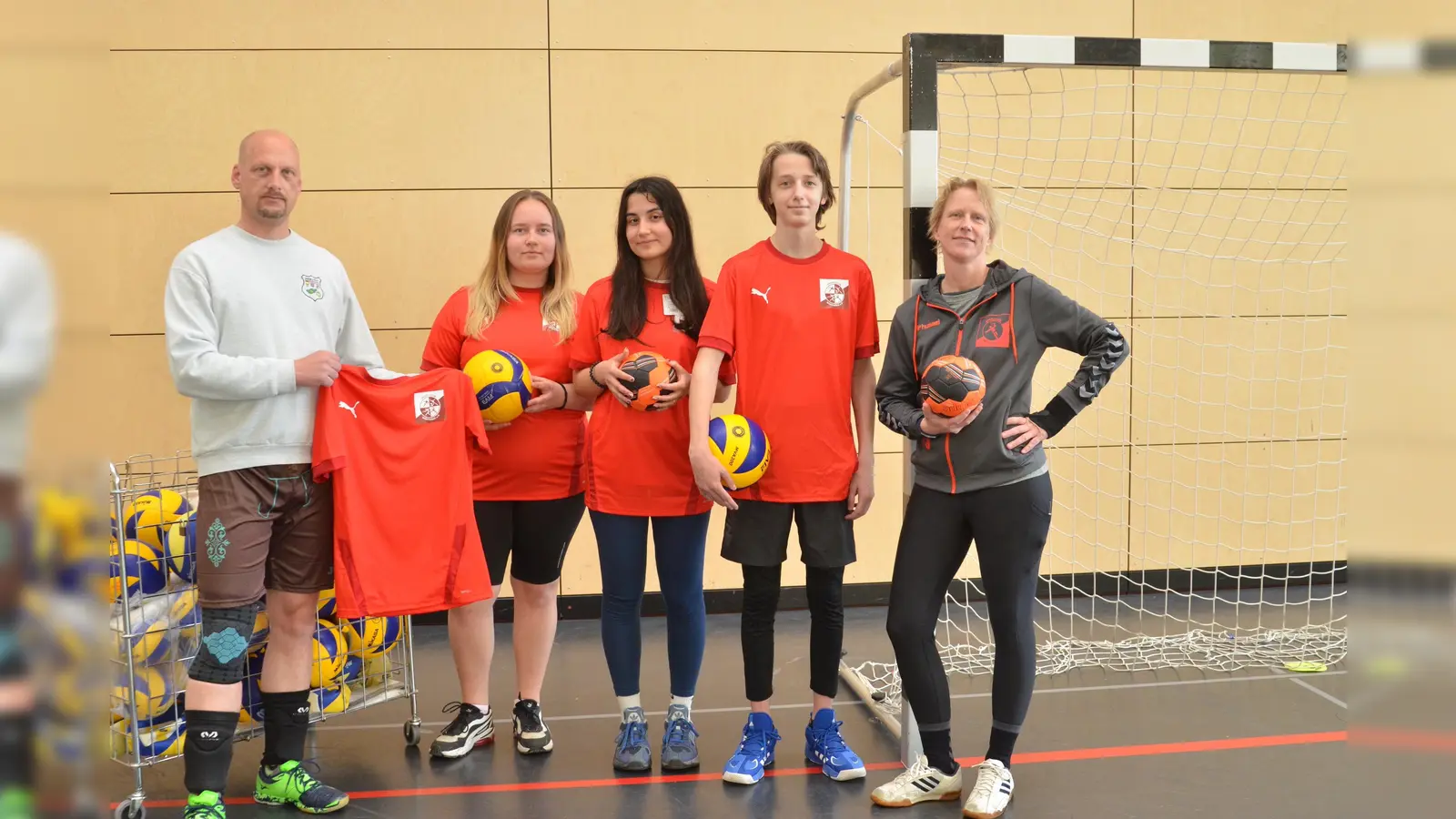 T-Shirt-Übergabe an Valeria, Karina und Daniel durch Volleyball-Abteilungsleiter Marco Sommer (l.) und Handball-Übungsleiterin Petra Seelig. (Foto: SC Wörthsee/ Christian Bon)