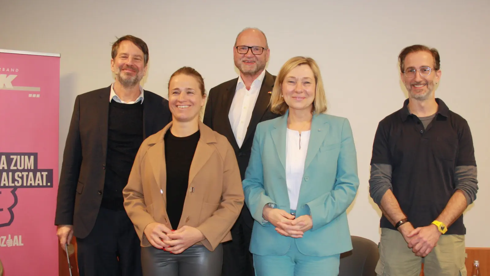 Diskutierten über den Sozialstaat (von links): Moderator Alexander Hagelüken, VdK-Präsidentin Verena Bentele, Ivor Parvanov (vbw - Vereinigung der Bayerischen Wirtschaft e.V.), MdL Doris Rauscher (SPD) und Kai Viehof (Steuerberater und Impact Philanthrop). (Foto: job)