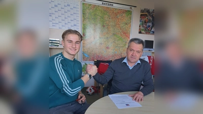 Von der U19-Bezirksoberliga in die Regionalliga Bayern: Simon Dorfner (links) freut sich über das Vertrauen von Haching-Präsident Manni Schwabl. (Foto: Verein)