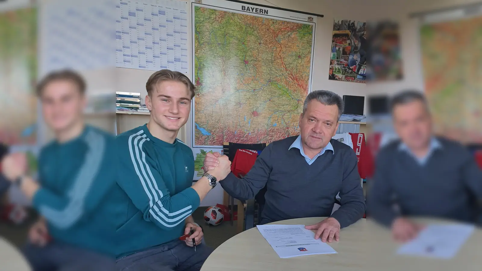 Von der U19-Bezirksoberliga in die Regionalliga Bayern: Simon Dorfner (links) freut sich über das Vertrauen von Haching-Präsident Manni Schwabl. (Foto: Verein)