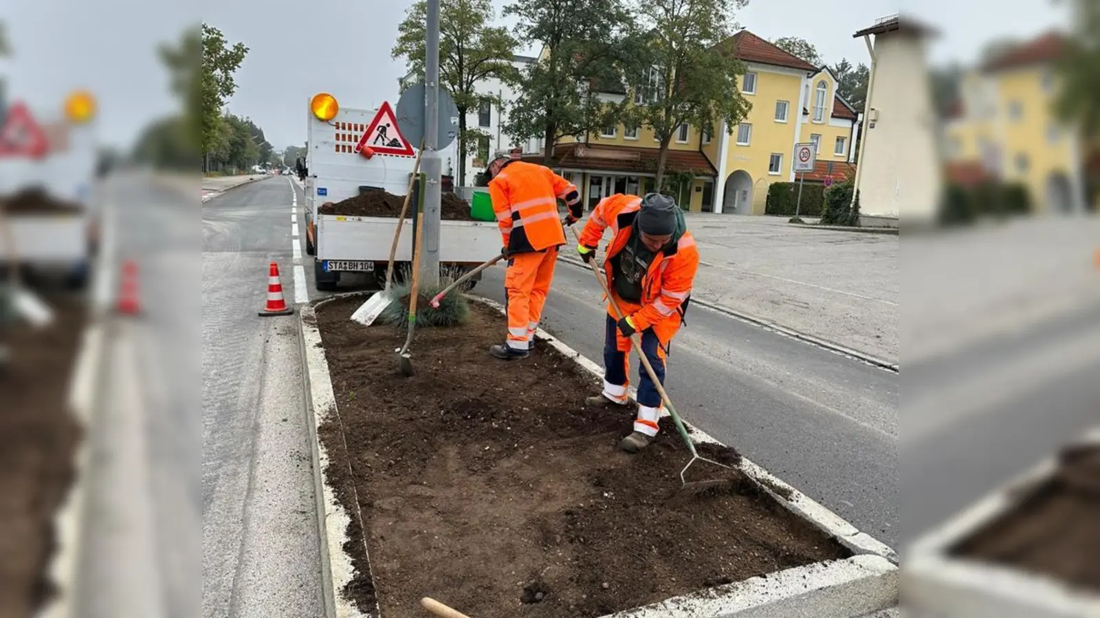 Einer der Grünflächenbereiche wird vorbereitet. Hier sollen Pflanzen eingesetzt werden, die weniger Pflegeaufwand erfordern. (Foto: Gemeinde Gilching)