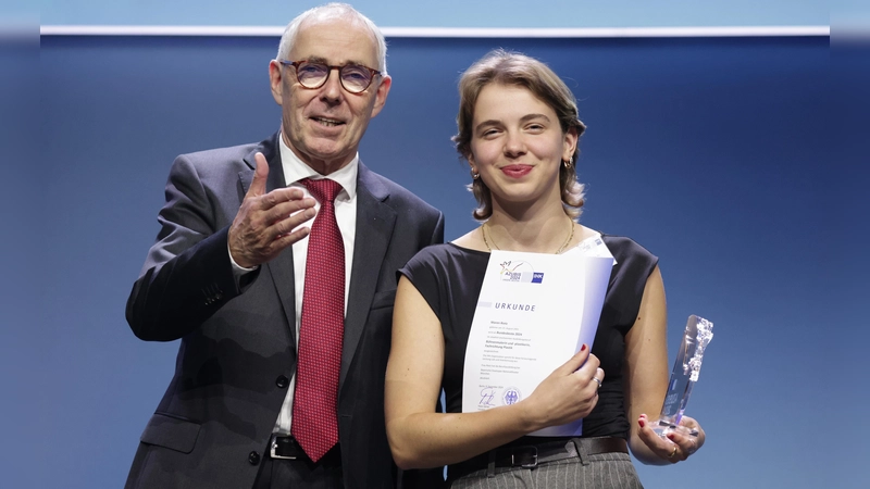 Höchste Punktzahl erreicht: DIHK-Präsident Peter Adrian ehrte Maren Rietz, Bühnenmalerin und Bühnenplastikerin (Bayerische Staatsoper, Nationaltheater). (Foto: Jens Schicke / DIHK)