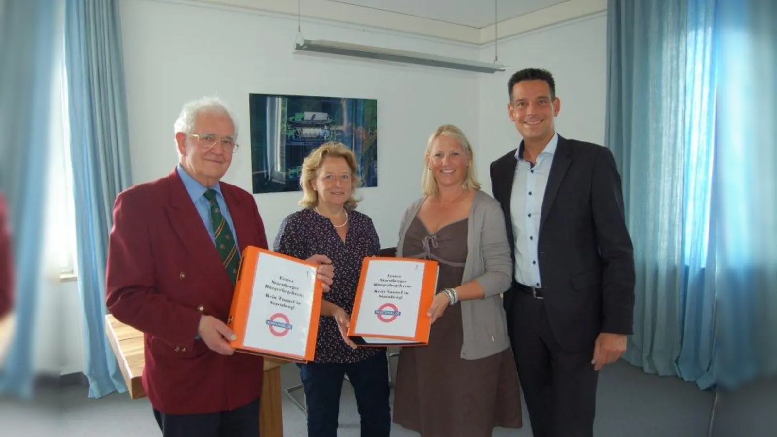 Zwei dicke Ordner: Dr. Klaus Huber und Swenja und Michael Landwehr überreichen Bürgermeisterin Eva John die Unterschriftenlisten für ihr Volksbegehren. (Foto: keintunnel.de)