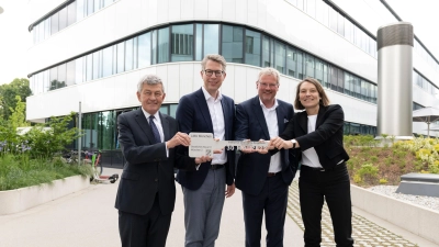 Schlüsselübergabe für das neue Institut (von links): Prof. Bernd Huber (Präsident LMU), Staatsminister Markus Blume, Prof. Thomas Carell und Barbara Langer (Leiterin des Staatlichen Bauamts München 2). (Foto: LMU / Christoph Olesinski)