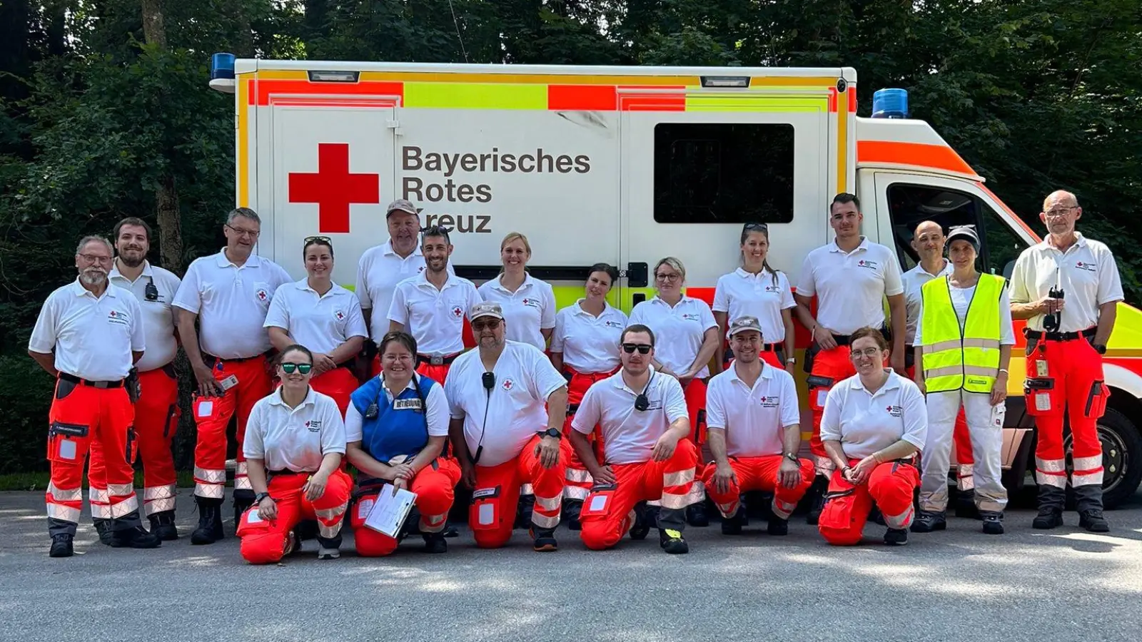 Diese Helferinnen und Helfer der BRK-Bereitschaft waren an der Übung im Caritas Altenheim Peißenberg beteiligt. (Foto: BRK)