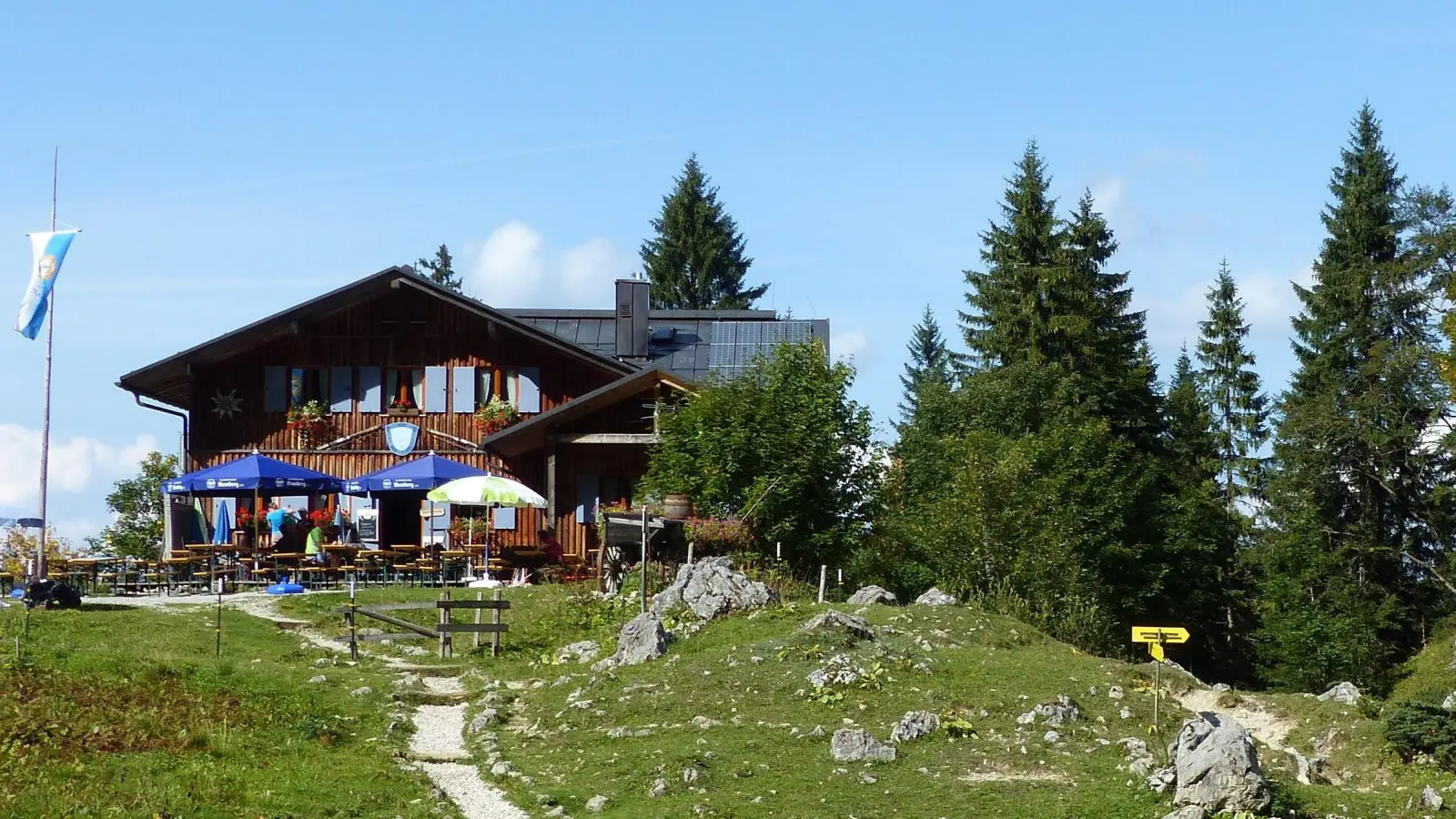 Etwas über 700 Höhenmeter sind vom Ausgangspunkt Benediktbeuern bis zur Tutzinger Hütte zu bewältigen. Man sollte mit rund zweieinhalb bis drei Stunden Gehzeit rechnen. (Foto: DAV Sektion Tutzing)