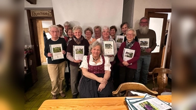 Maria Huber, Anna Obermaier, Christa Reinweber, Cornelia Gruber, Gertrud Eidenschink, Margarete Höger, Brigitte Kreppel, Uschi Der Der Vorstand und die Gewinner des Blumenwettbewerbs (v.l.) Spitschka, Maria Obermaier, Rosa Eschbaumer, Berta Dittrich und Gerhard Uebelacker. Vorne sitzend: Gartlervorsitzende Gerda Rothhaupt.<br> (Foto: Rothaupt)