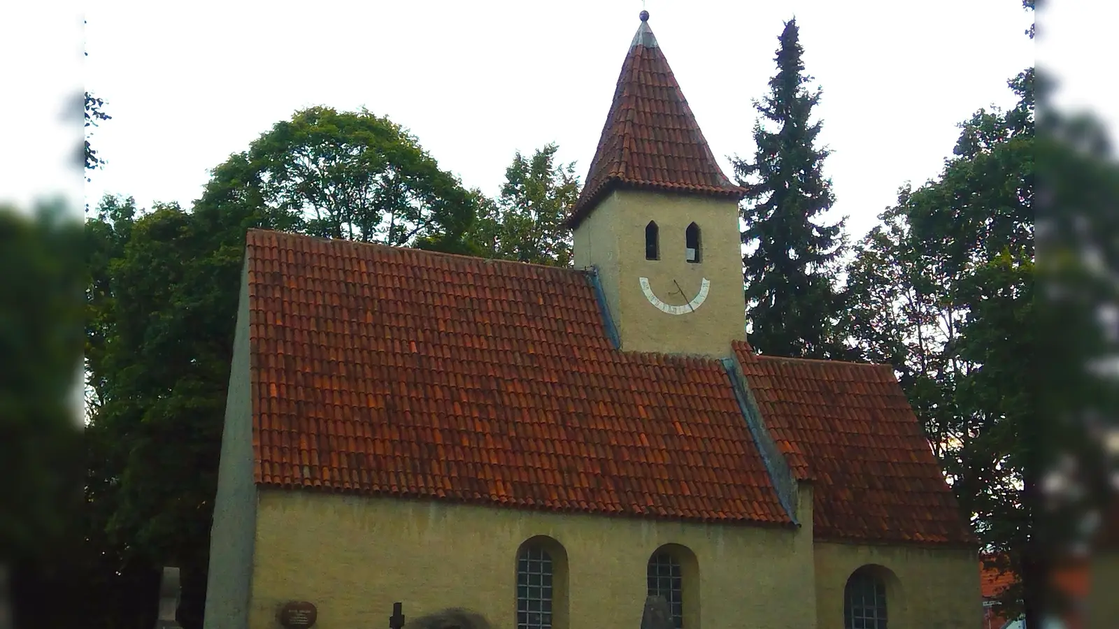 Die Kirche St. Nikolaus liegt im alten Ortskern von Englschalking. (Archivbild: bas)