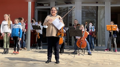 Julieta Craciunescu (vorne) hat mit ihren „Streichern” die ukrainische Hymne einstudiert. Den Gesang steuern zwei ukrainische Kinder bei. (Foto: pst)