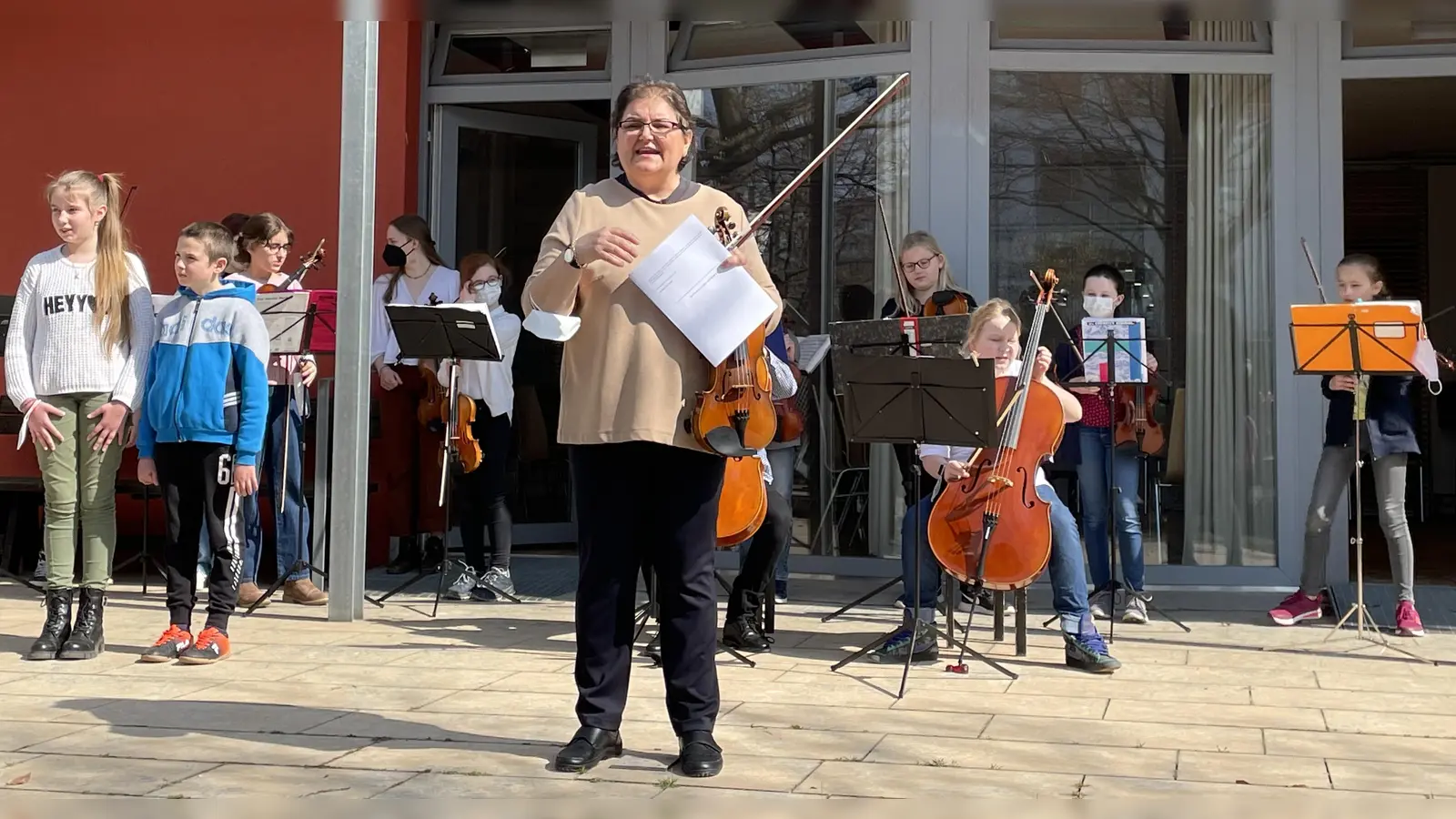 Julieta Craciunescu (vorne) hat mit ihren „Streichern” die ukrainische Hymne einstudiert. Den Gesang steuern zwei ukrainische Kinder bei. (Foto: pst)