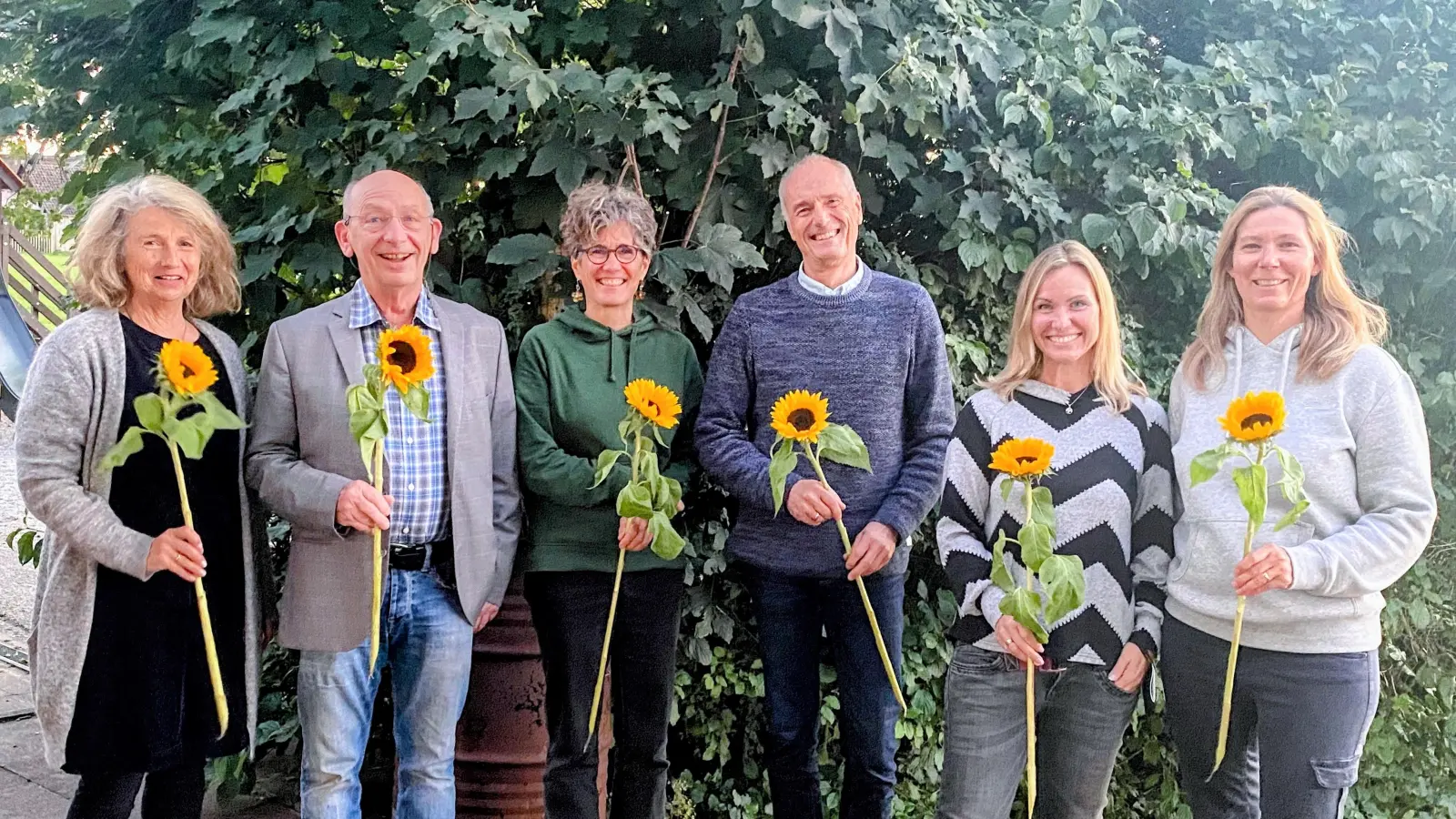 Neu gewählter Ortsvorstand für die Grünen in Berg bestehend aus (von links) Grünen-Urgestein Ulrike Adldinger, Gemeinderat und Wahlleiter Heinz Rothenfußer, Katrin Stefferl, Peter Born, Verena Machnik und Tini Reiter – wegen Krankheit nicht im Bild: Eva-Maria Marxen. (Foto: Grüne Berg)