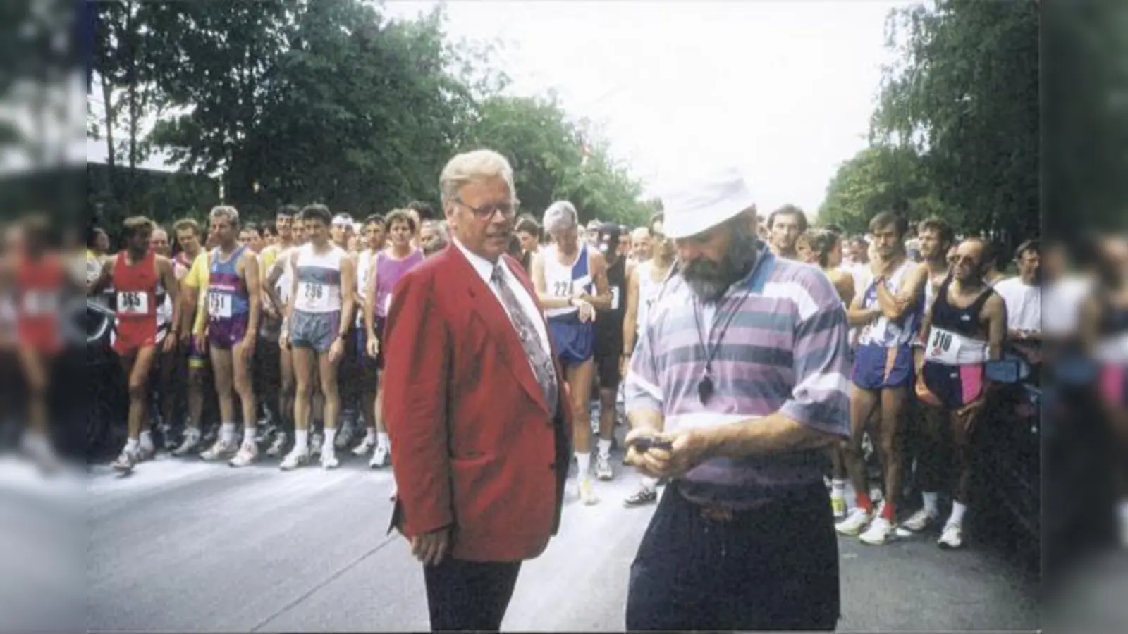 Der damalige Bürgermeister und TSV-Vorsitzender Walter Paetzmann beim Start des Marathonlaufes: »Wenn des Glump net kracht, Fritz, muaßt hoit päng schrein«.  (Foto: Heimat-Archiv)