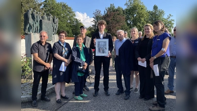 Gedenkfeier zu Ehren von Zwi Katz mit (v.li.) Thomas Schaffert, Brigitte Kössinger, Barbara Distl, Hans Joachim Stumpf, Martin Schmid, Ekkehard Knobloch, Angelika Lawo, Elisa Bals und Jutta Schmid. (Foto: Patrizia Steipe)