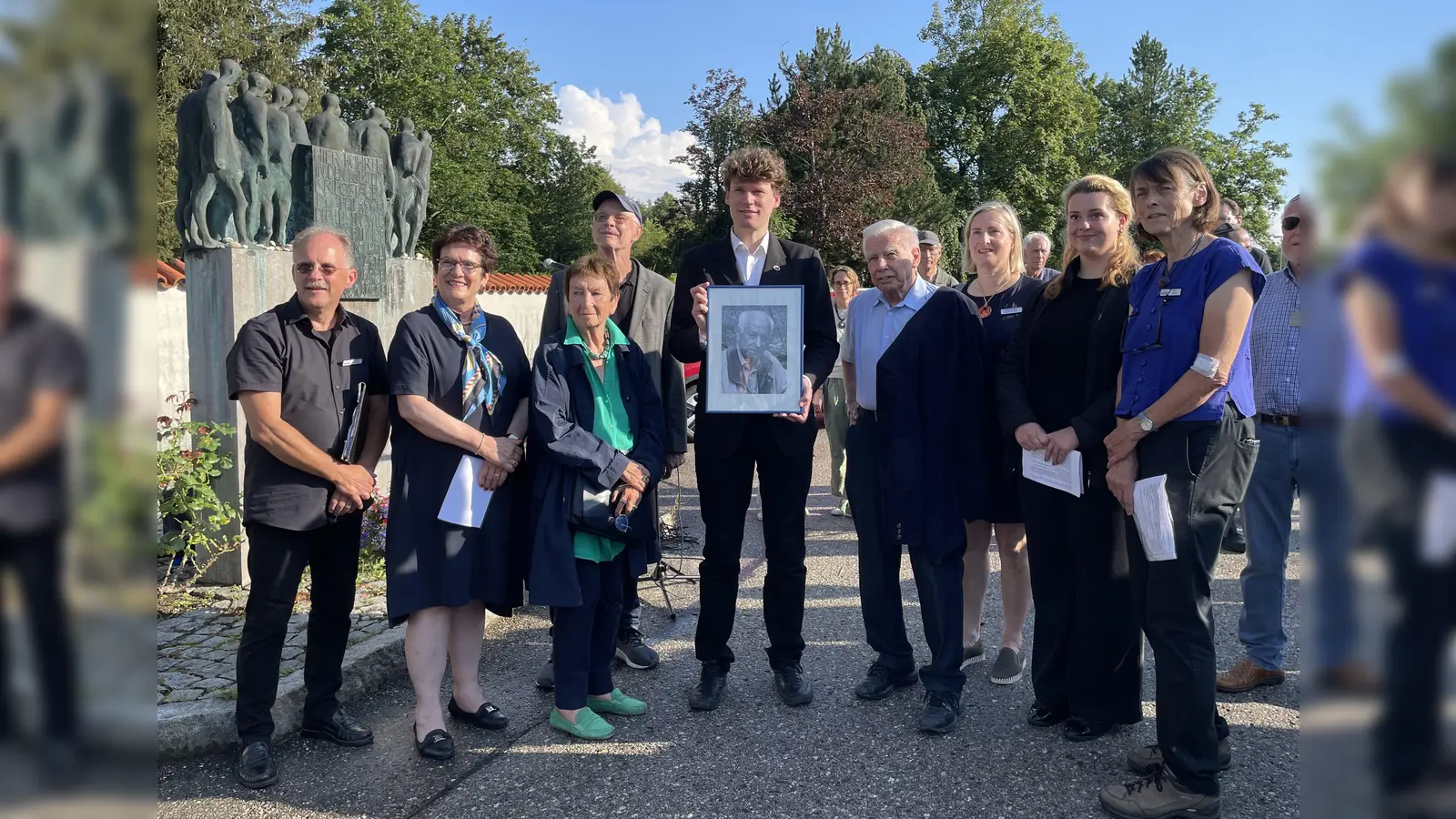 Gedenkfeier zu Ehren von Zwi Katz mit (v.li.) Thomas Schaffert, Brigitte Kössinger, Barbara Distl, Hans Joachim Stumpf, Martin Schmid, Ekkehard Knobloch, Angelika Lawo, Elisa Bals und Jutta Schmid. (Foto: Patrizia Steipe)