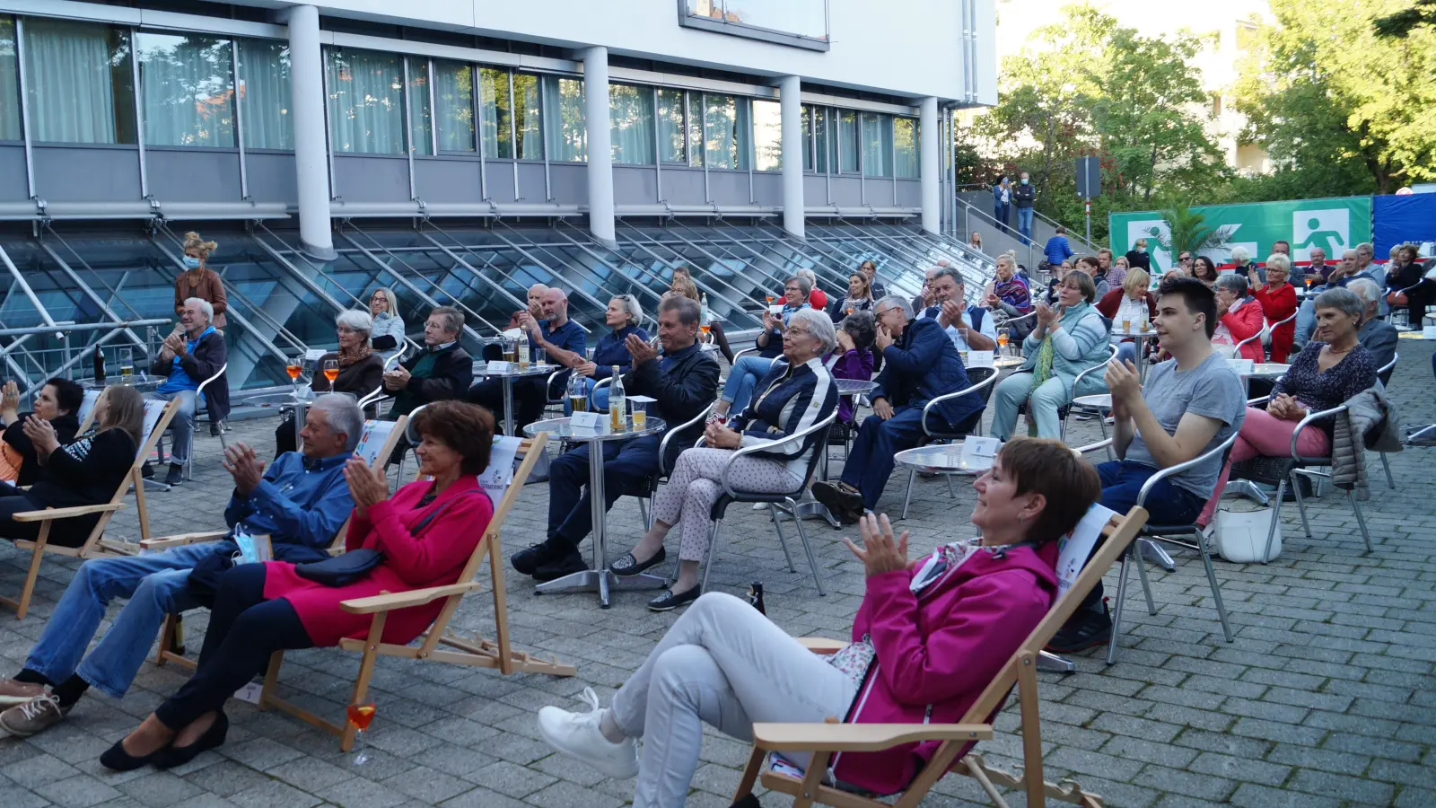 Gute Stimmung unter freiem Himmel beim Bühnenhofkonzert im Jahr 2020. (Foto: Patrizia Steipe)